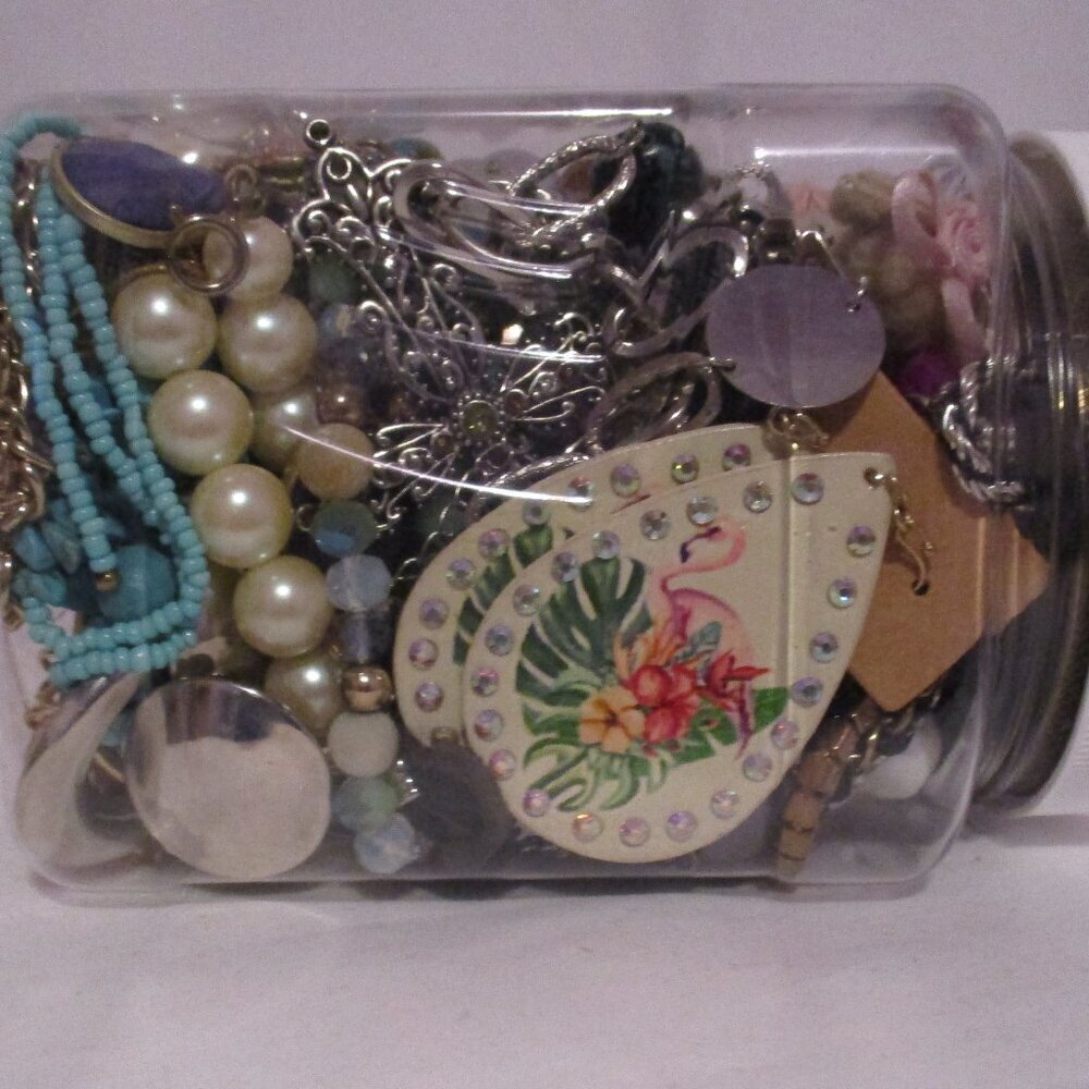 Mystery Jewelry Jar 2.10 LB Lot Necklaces Bracelets Brooches Pendants Chains - Picture 6 of 12